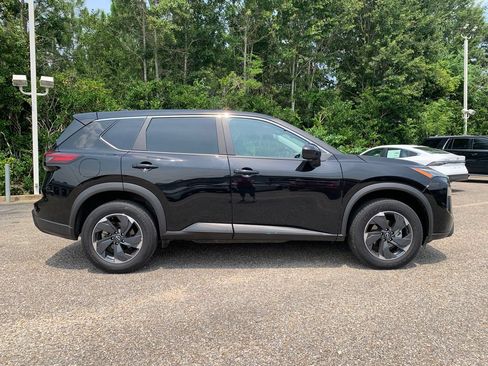 Used 2025 Nissan Rogue SV AWD/4WD image 2