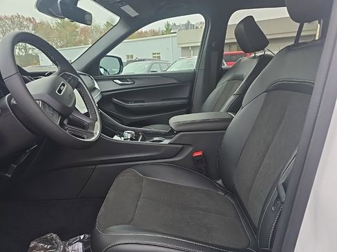 New 2025 Jeep Grand Cherokee Altitude image 20