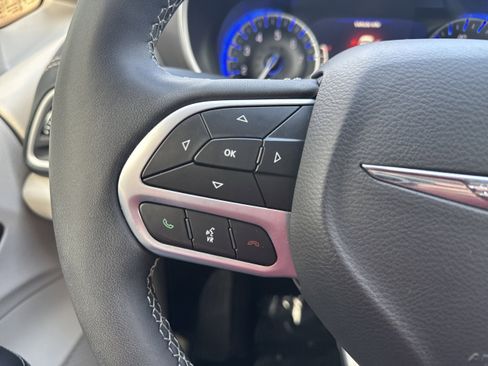 Used 2023 Chrysler Pacifica Touring-L image 21