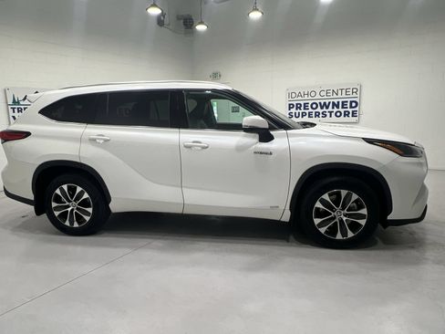 Used 2021 Toyota Highlander XLE AWD/4WD image 9