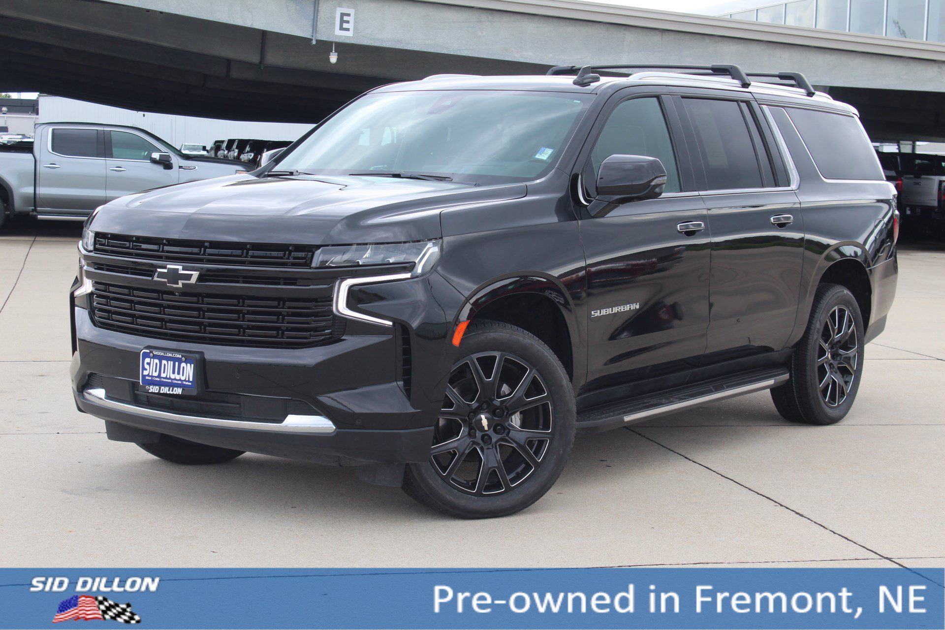 Used 2021 Chevrolet Suburban Premier w/ Premium Package AWD/4WD image 1