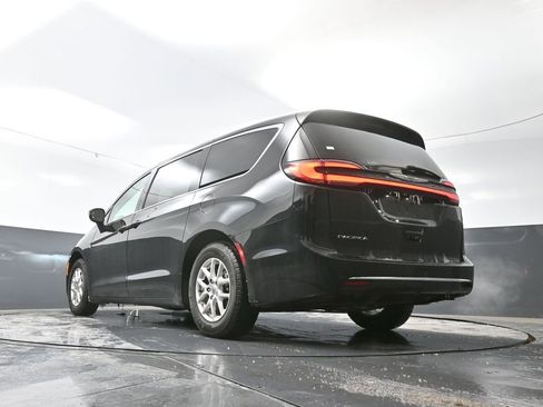 Used 2024 Chrysler Pacifica Touring-L image 31