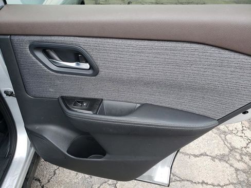 Used 2023 Nissan Rogue SV image 4