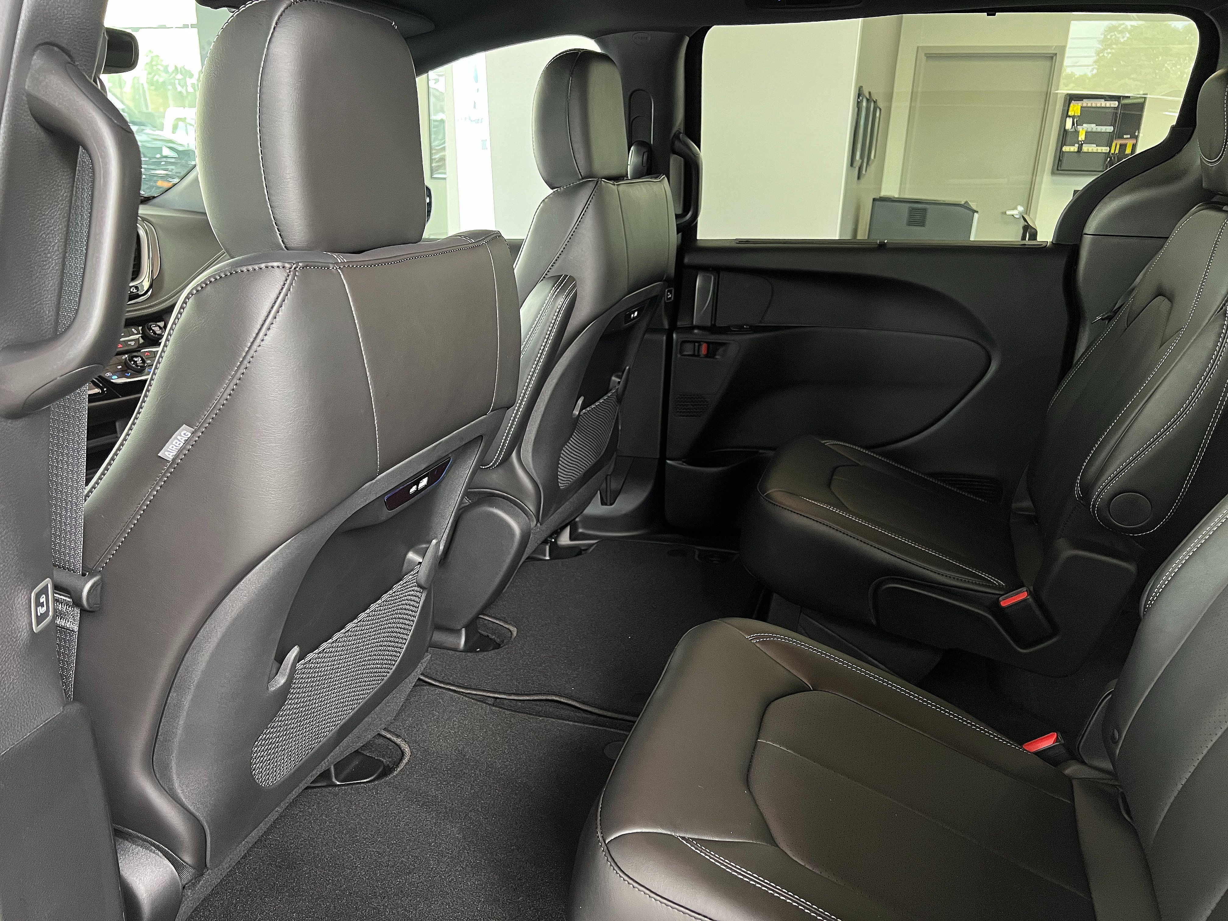 New 2027 Chrysler Pacifica Select FWD image 18