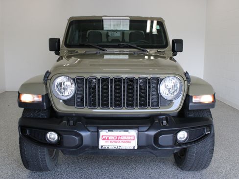 Used 2025 Jeep Gladiator Sport AWD/4WD image 3