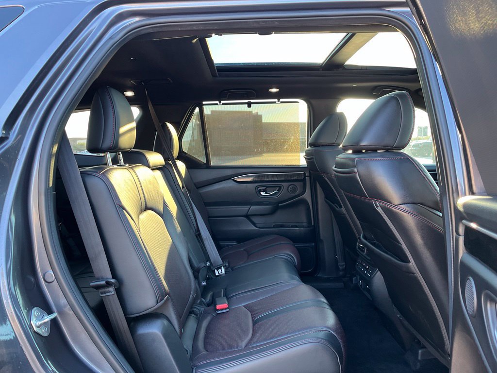 Used 2025 Honda Pilot Black Edition image 15