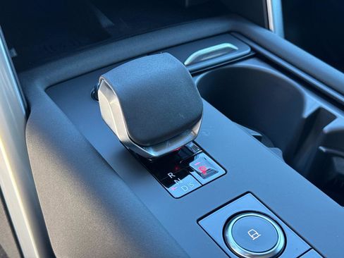 New 2025 Land Rover Discovery Dynamic SE image 26