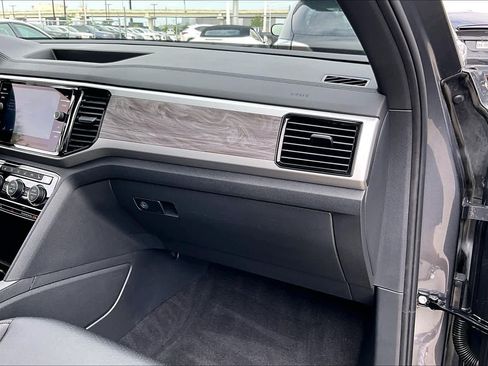 Used 2023 Volkswagen Atlas Cross Sport SE FWD image 17