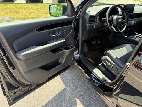 Used 2025 Honda Pilot TrailSport image 15