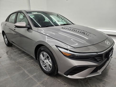 Used 2024 Hyundai Elantra SE image 2