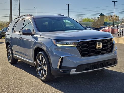 Used 2024 Honda Pilot Touring image 3