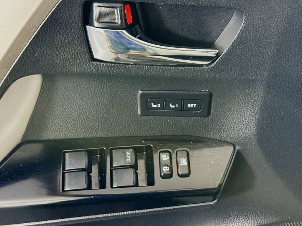 Used 2018 Toyota RAV4 Limited FWD image 23