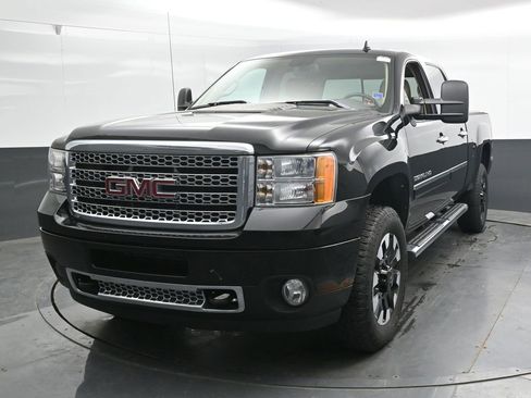 Used 2011 GMC Sierra 2500 Denali w/ Suspension Package, Off-Road AWD/4WD image 5