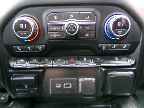 Used 2021 Chevrolet Silverado 1500 High Country w/ Technology Package image 12