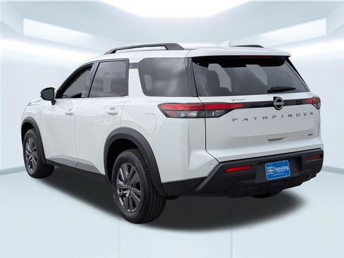 Used 2025 Nissan Pathfinder SV image 2