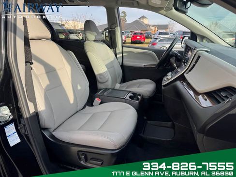 Used 2020 Toyota Sienna Limited Premium w/ Carpet Mat Package image 12
