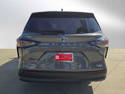 Used 2025 Toyota Sienna XLE image 4
