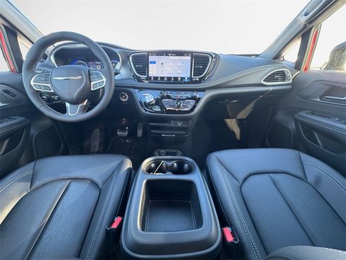 Certified 2026 Chrysler Pacifica Select image 28