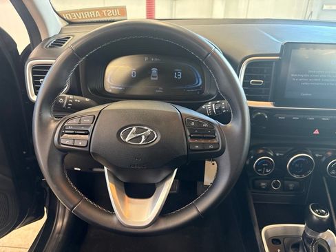 Used 2023 Hyundai Venue SEL FWD image 7
