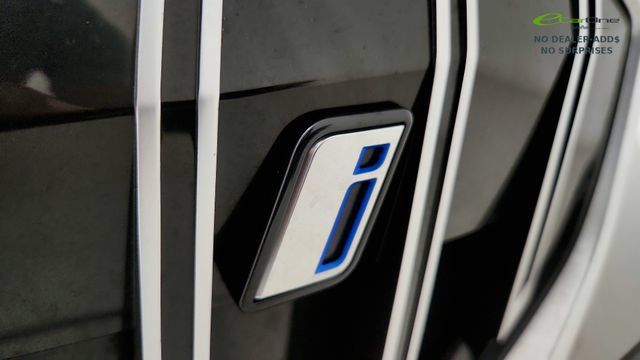 Used 2026 BMW i5 eDrive40 w/ M Sport Package RWD image 32