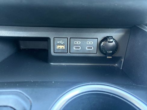 Used 2023 Toyota Highlander XLE image 35