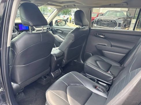 Used 2024 Toyota Highlander XLE FWD image 16