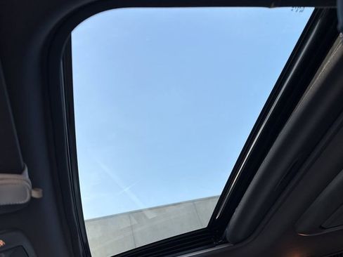 Used 2022 Toyota Sienna Limited image 8