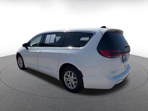 Used 2023 Chrysler Pacifica Touring-L FWD image 10