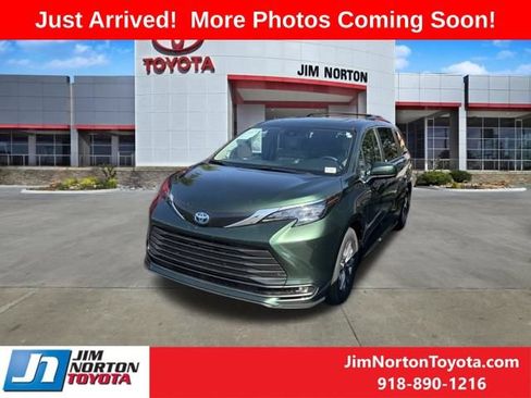 Used 2025 Toyota Sienna XLE FWD image 1