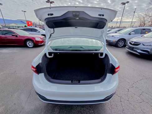 Used 2025 Volkswagen Jetta SE w/ Sunroof Package image 40