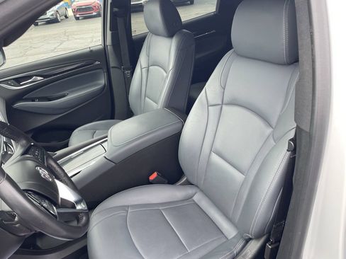 Used 2023 Buick Enclave Essence AWD/4WD image 3