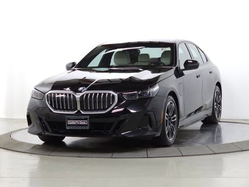 Used 2025 BMW 550e xDrive w/ Executive Package image 3