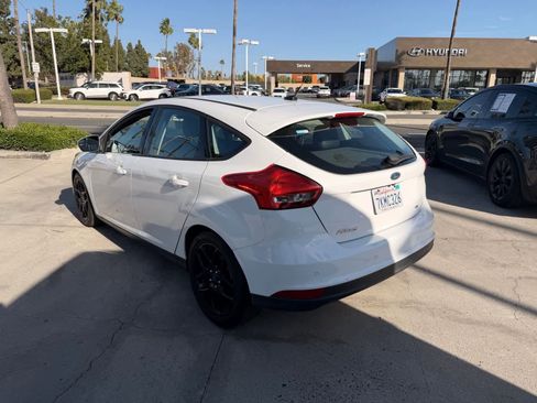 Used 2016 Ford Focus SE w/ Equipment Group 201A FWD image 3