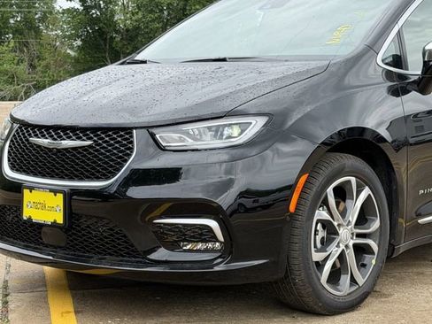 New 2026 Chrysler Pacifica Pinnacle image 8
