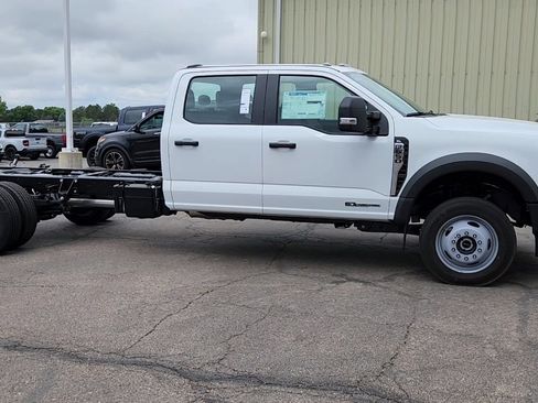 New 2025 Ford F550 4x4 Crew Cab image 13