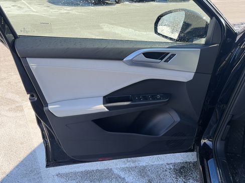 New 2026 Volkswagen Taos SE image 8