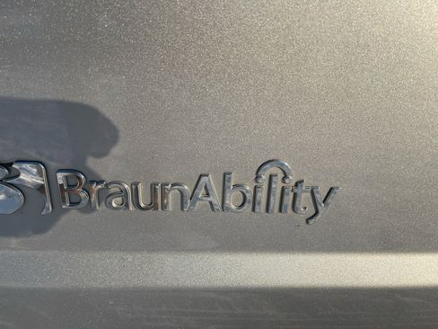 Used 2018 Dodge Grand Caravan SXT w/ Rear Park Assist Package image 23