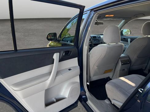Used 2013 Toyota Highlander 4WD w/ Cold Weather Pkg image 14