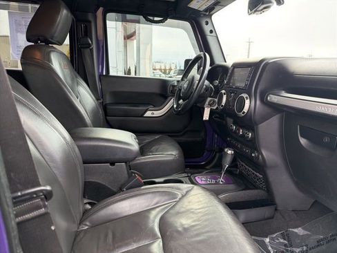 Used 2017 Jeep Wrangler Unlimited Sahara w/ Connectivity Group image 25