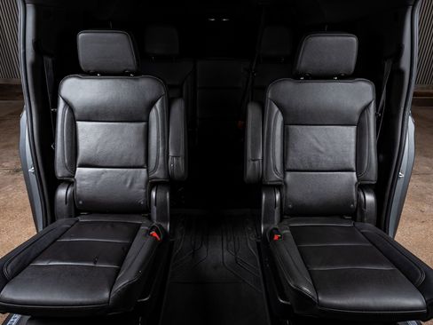 Used 2023 Chevrolet Suburban Z71 w/ Luxury Package image 36