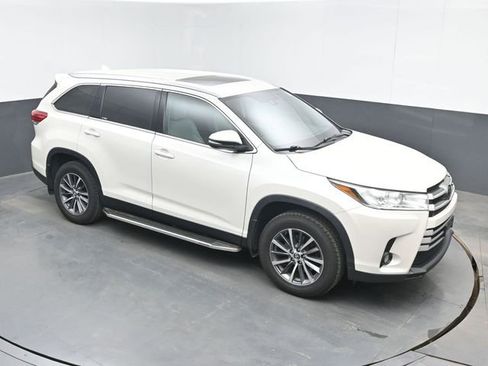 Used 2019 Toyota Highlander XLE w/ Carpet Mat Package (TMS) AWD/4WD image 1