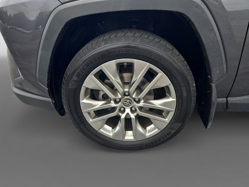 Used 2019 Toyota RAV4 XLE Premium w/ Carpet Mat Package FWD image 10
