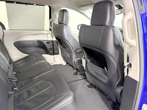 Used 2018 Chrysler Pacifica Touring-L w/ Tire & Wheel Group FWD image 44