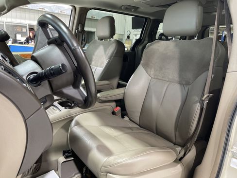 Used 2015 Chrysler Town & Country Limited Platinum image 22