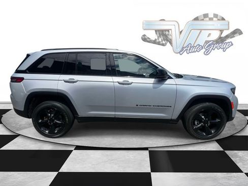 Used 2022 Jeep Grand Cherokee Altitude AWD/4WD image 3