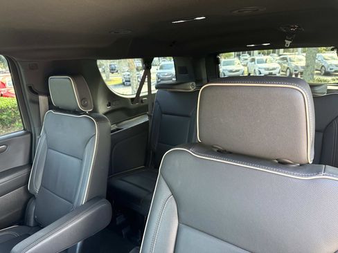 Used 2025 Chevrolet Suburban Premier image 16