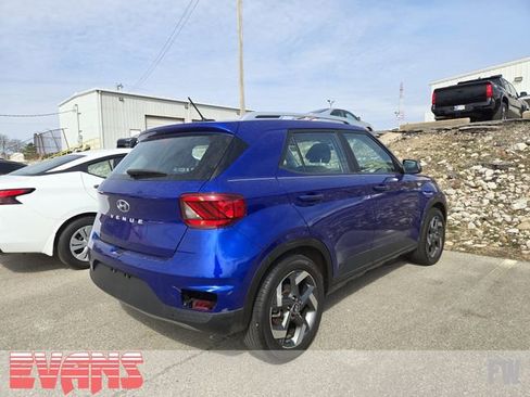 Used 2024 Hyundai Venue SEL image 3