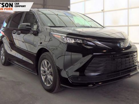 Used 2025 Toyota Sienna LE FWD image 2