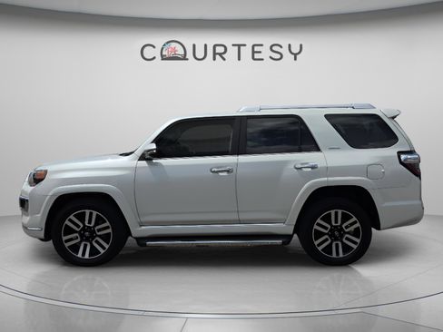 Certified 2022 Toyota 4Runner Limited AWD/4WD image 2