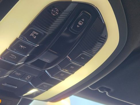 Used 2025 Porsche Macan image 25